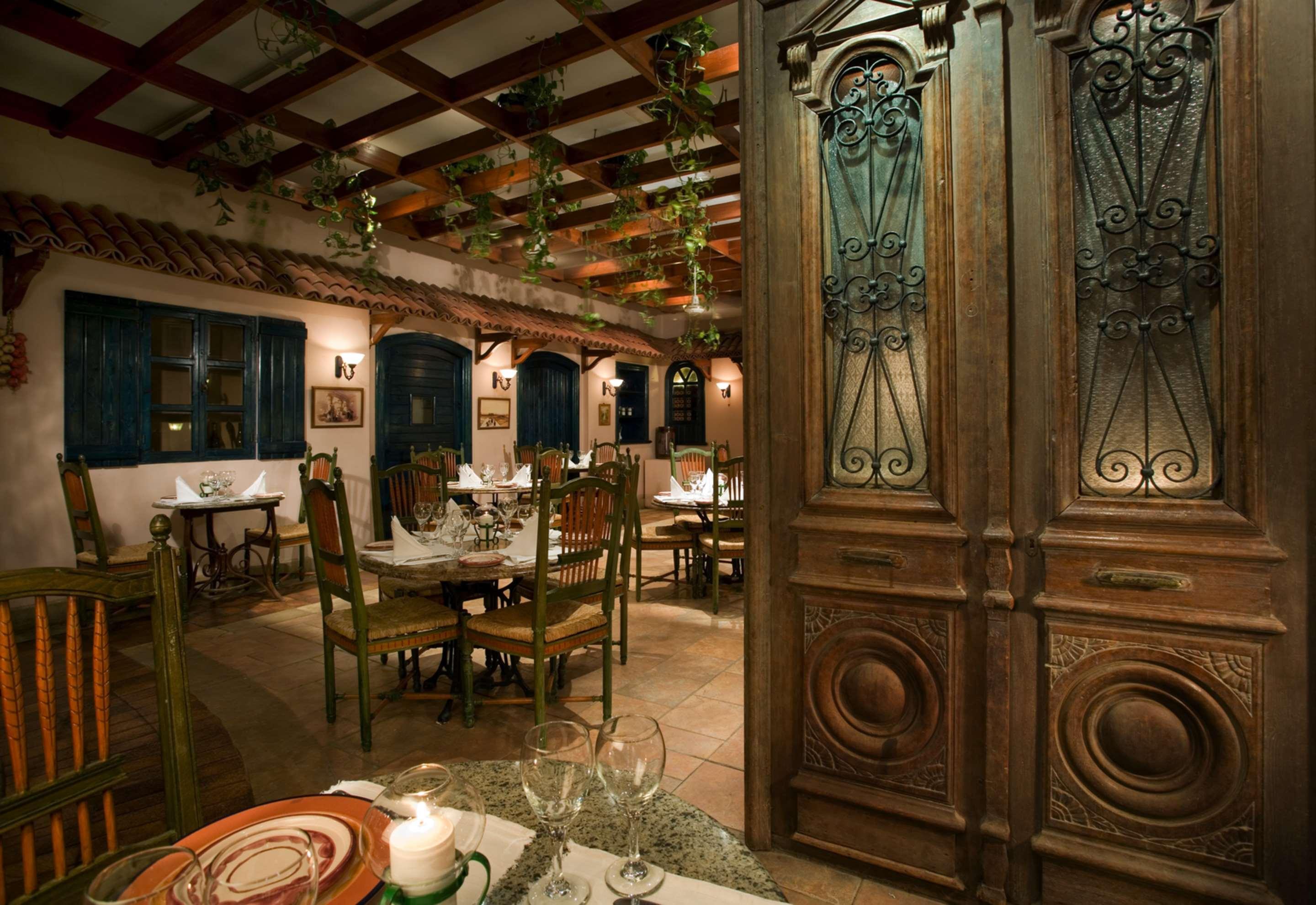 Steigenberger Nile Palace Luxor - Convention Center Restaurante foto Interior of the restaurant