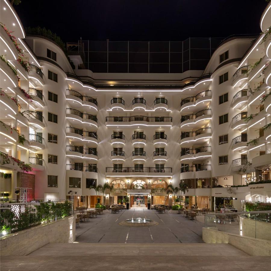 Steigenberger Nile Palace Luxor - Convention Center Exterior foto The hotel's courtyard
