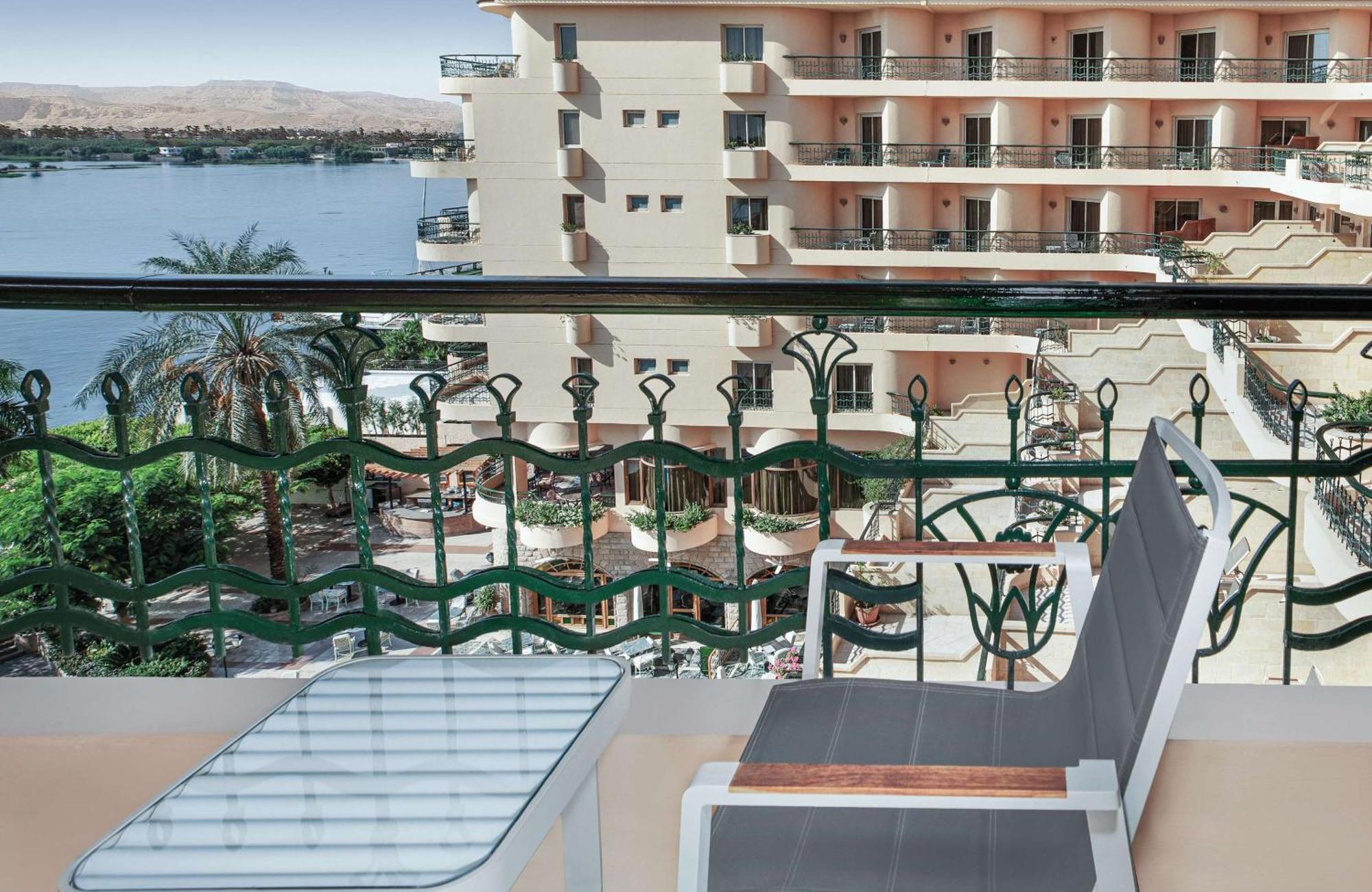 Steigenberger Nile Palace Luxor - Convention Center Exterior foto Balcony of a hotel room