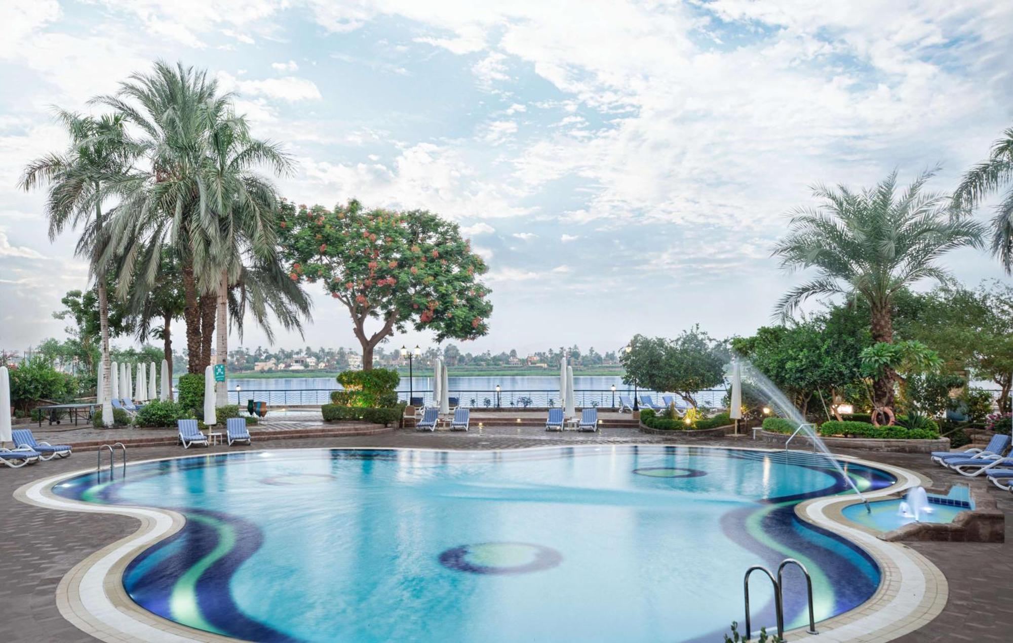 Steigenberger Nile Palace Luxor - Convention Center Exterior foto The pool at the hotel